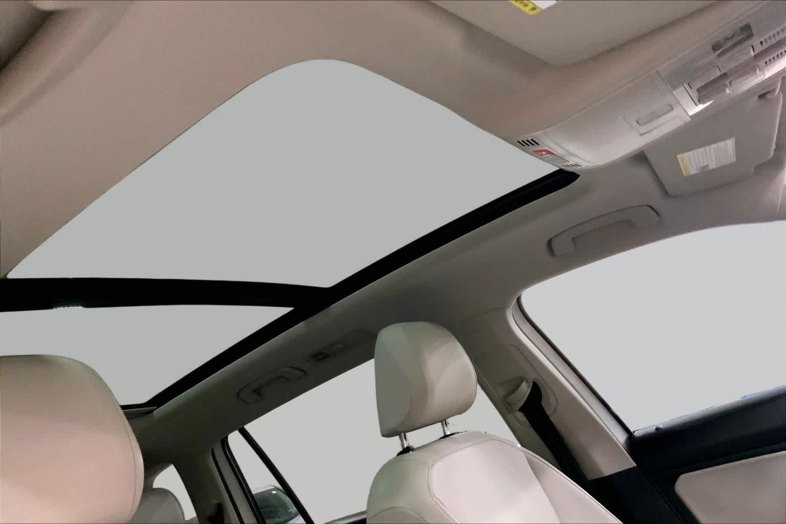 Used 2021 Volkswagen Tiguan SE w/ Panoramic Sunroof Package AWD/4WD image 14
