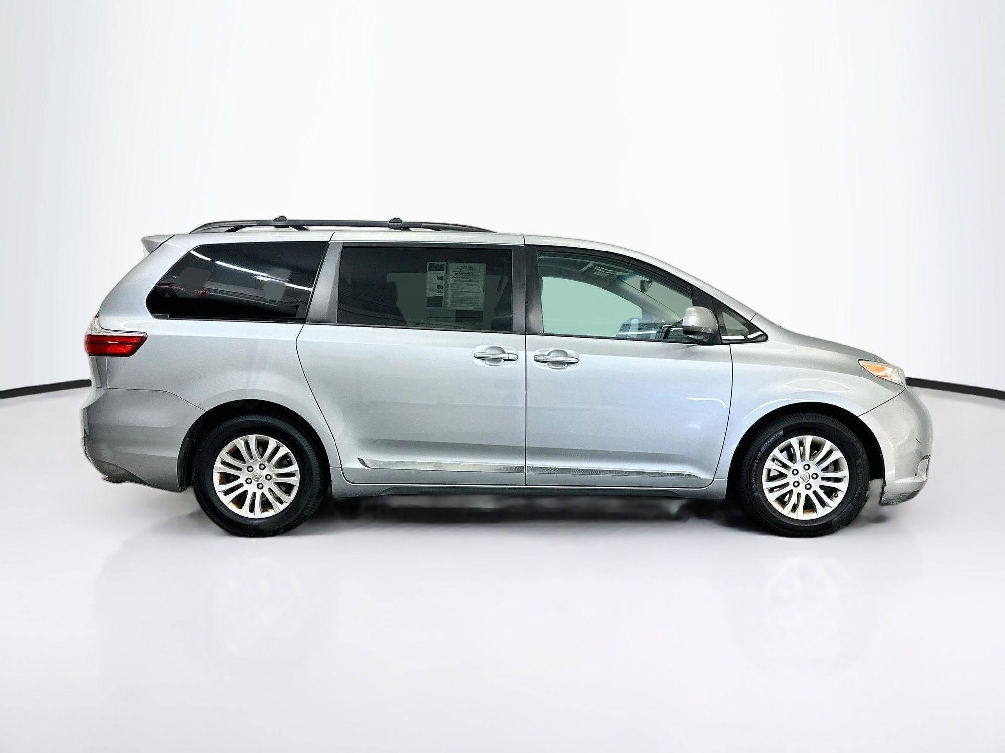 Used 2016 Toyota Sienna XLE w/ XLE Navigation Package FWD image 10