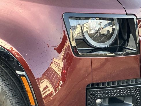 Used 2023 Land Rover Defender 130 X-Dynamic SE image 12