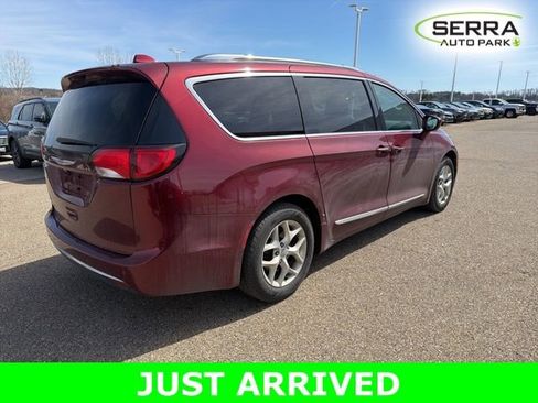 Used 2018 Chrysler Pacifica Touring-L Plus image 3