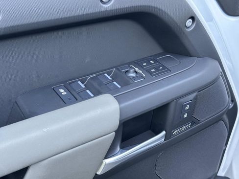 Certified 2025 Land Rover Defender 110 X-Dynamic SE image 19