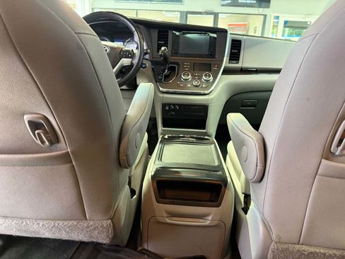 Used 2017 Toyota Sienna XLE w/ XLE Navigation Package AWD/4WD image 21