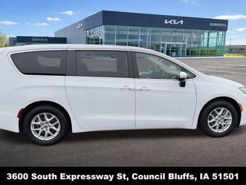 Used 2023 Chrysler Pacifica Touring-L FWD image 9