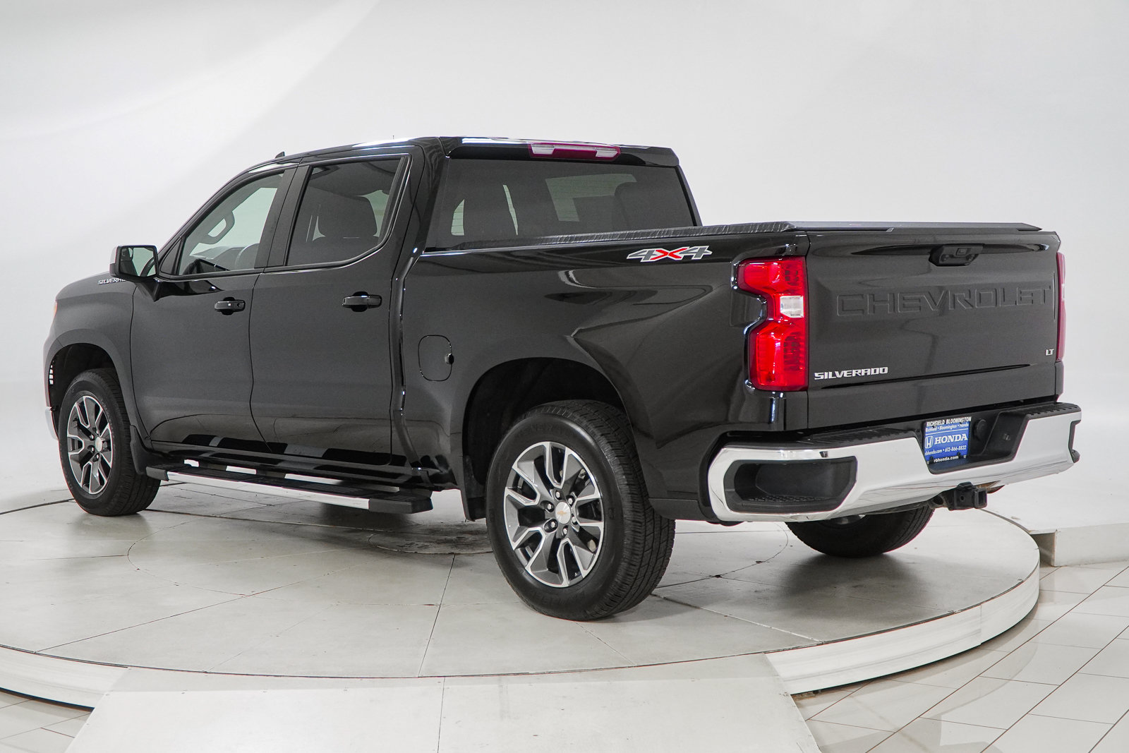 Used 2025 Chevrolet Silverado 1500 LT AWD/4WD image 6