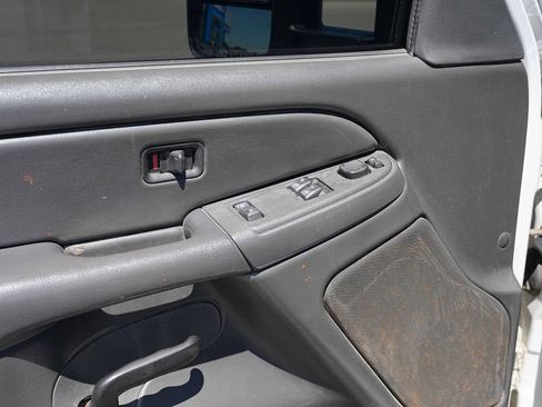 Used 2006 Chevrolet Silverado 2500 W/T w/ Heavy-Duty Power Package AWD/4WD image 17