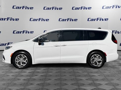 Used 2024 Chrysler Pacifica Limited FWD image 2