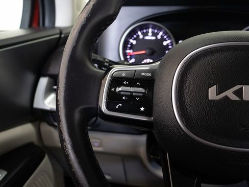 Used 2024 Kia Carnival LX FWD image 28