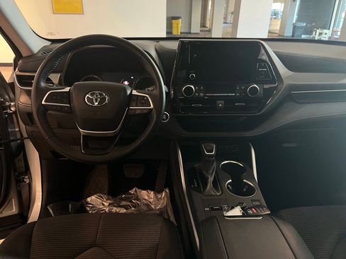 Used 2025 Toyota Highlander LE image 36
