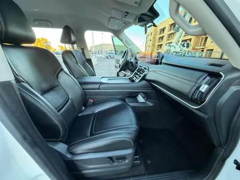 Used 2025 Nissan Armada SV image 19