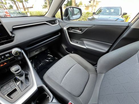 Used 2025 Toyota RAV4 XLE image 37