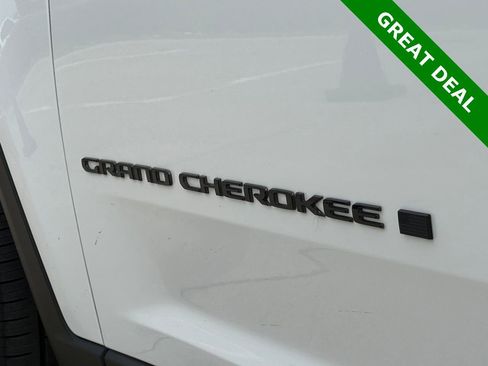 Used 2023 Jeep Grand Cherokee Altitude AWD/4WD image 11