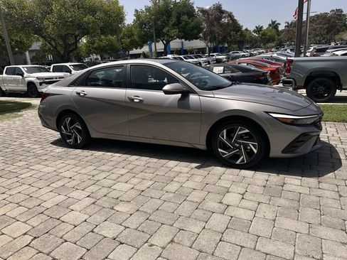 Used 2025 Hyundai Elantra SEL FWD image 15