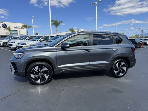 Used 2025 Volkswagen Taos SE AWD/4WD image 6
