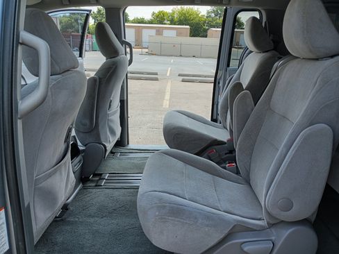 Used 2017 Toyota Sienna LE image 12