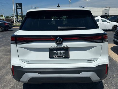 New 2025 Volkswagen Tiguan SE image 2