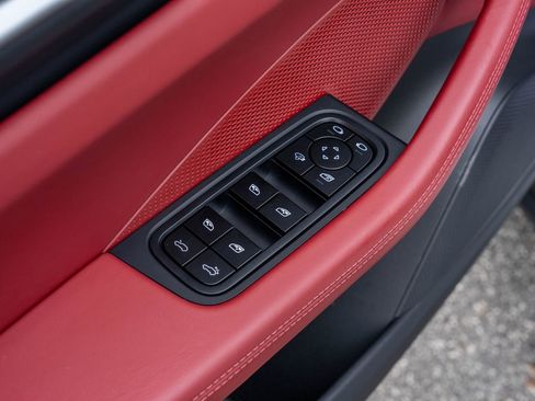 Certified 2025 Porsche Macan 4S Electric image 21