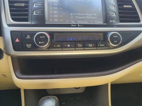 Used 2015 Toyota Highlander XLE FWD image 12