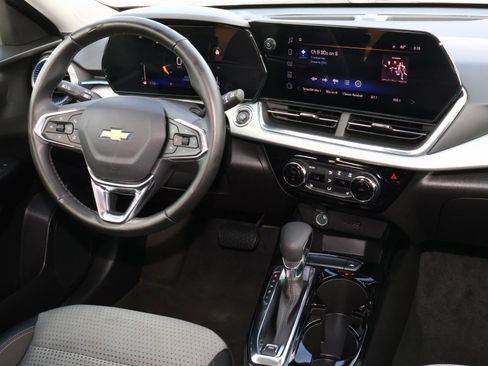 Used 2025 Chevrolet Trax LT w/ LT Convenience Package image 10