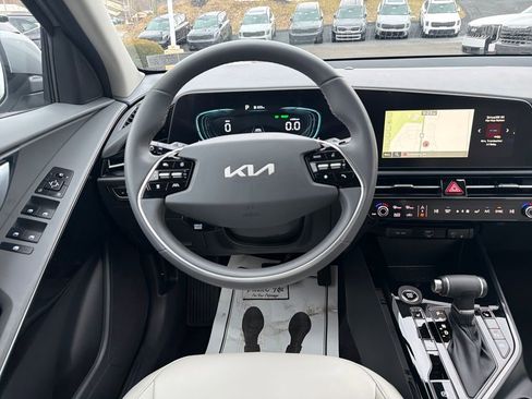 Certified 2025 Kia Niro EX image 16