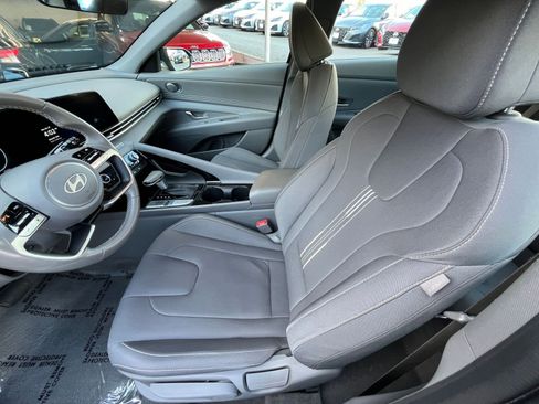 Used 2025 Hyundai Elantra SEL image 27