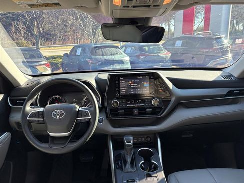 Used 2022 Toyota Highlander XLE image 8