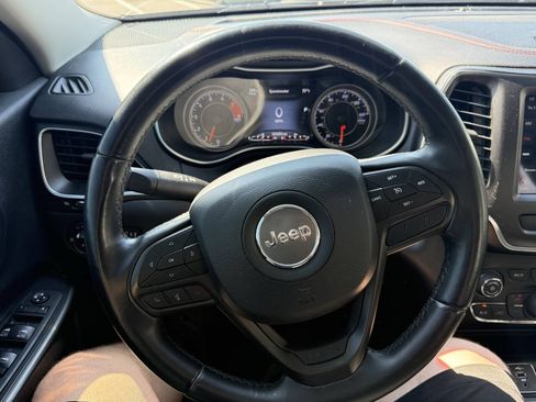 Used 2020 Jeep Cherokee Trailhawk AWD/4WD image 21