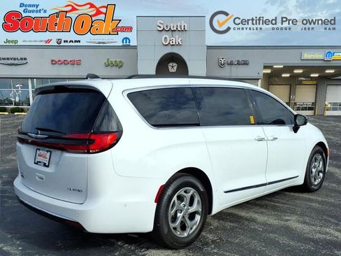 Used 2023 Chrysler Pacifica Limited FWD image 3