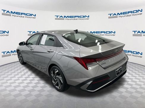 Used 2025 Hyundai Elantra SEL FWD image 3
