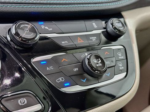 Used 2018 Chrysler Pacifica Limited FWD image 13