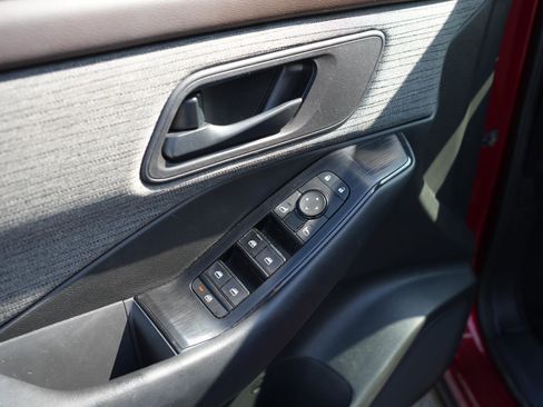 Used 2023 Nissan Rogue S image 12