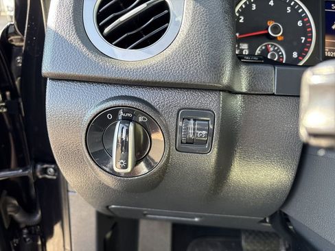 Used 2017 Volkswagen Tiguan S image 12