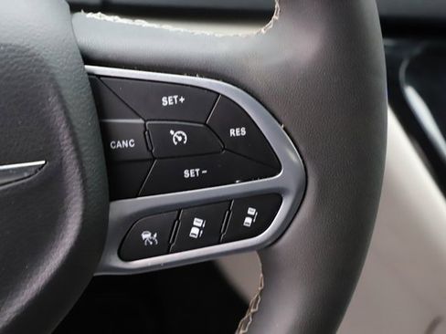 Used 2024 Chrysler Pacifica Touring-L image 27