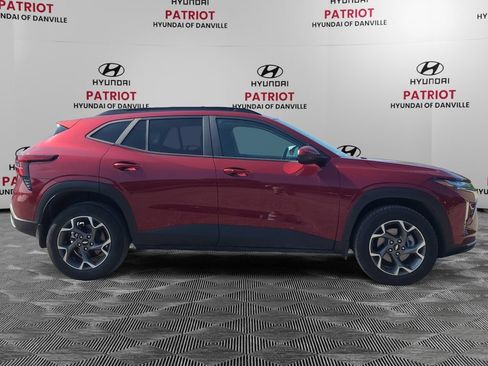 Used 2024 Chevrolet Trax LT w/ Driver Confidence Package FWD image 2