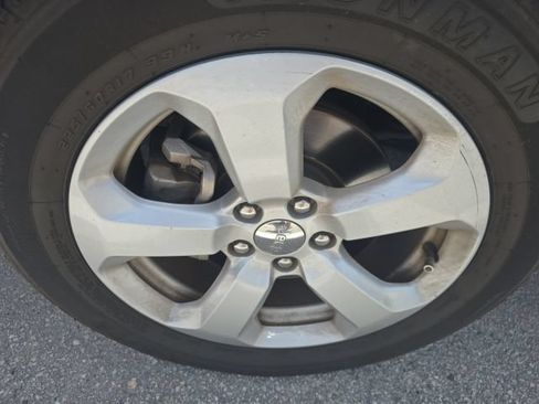 Used 2018 Jeep Compass Latitude FWD image 25