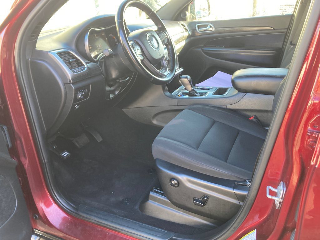 Used 2020 Jeep Grand Cherokee Laredo AWD/4WD image 12