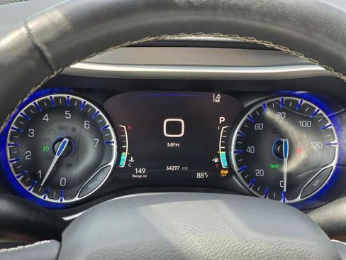 Used 2023 Chrysler Pacifica Touring-L FWD image 7