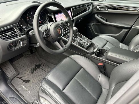 Used 2025 Porsche Macan image 4