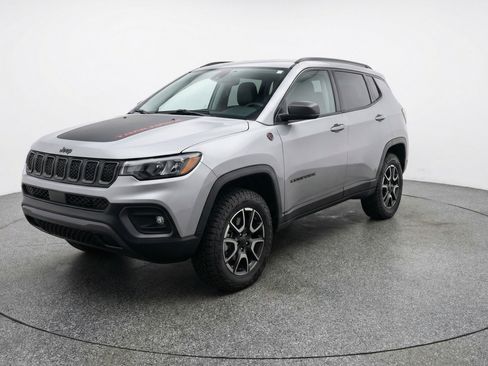 Used 2025 Jeep Compass Trailhawk AWD/4WD image 3