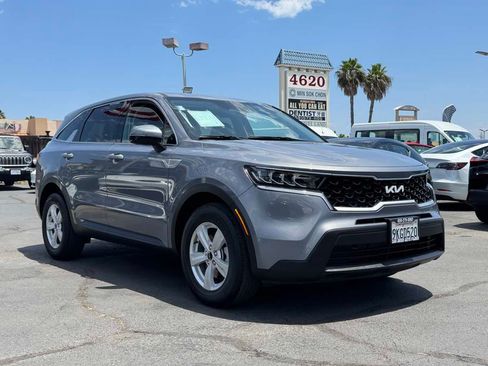Used 2023 Kia Sorento LX FWD image 4