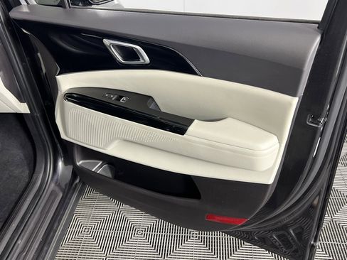 Used 2024 Kia Carnival EX image 33