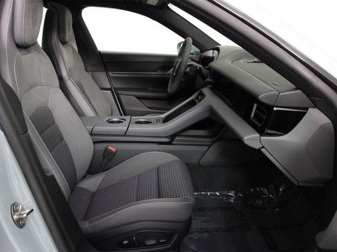 Used 2025 Porsche Taycan 4 Cross Turismo image 29