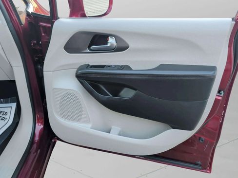 Used 2020 Chrysler Pacifica Touring-L image 17