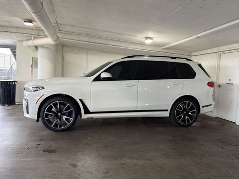 Used 2022 BMW X7 xDrive40i w/ M Sport Package AWD/4WD image 2
