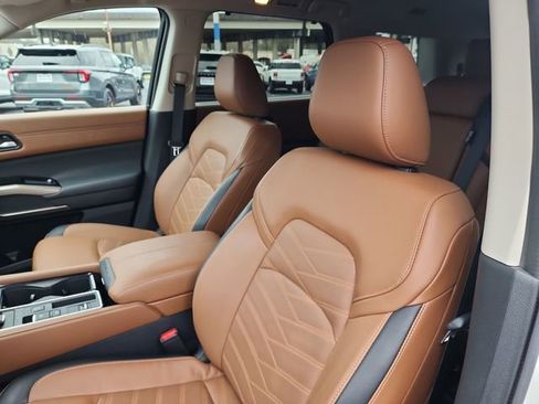 Used 2024 Nissan Pathfinder Platinum w/ Cargo Package image 13