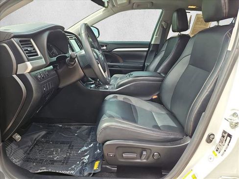 Used 2019 Toyota Highlander XLE AWD/4WD image 16