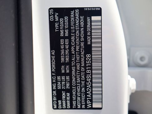 Certified 2025 Porsche Macan AWD/4WD image 29