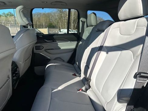 Used 2022 Jeep Grand Cherokee Overland AWD/4WD image 22