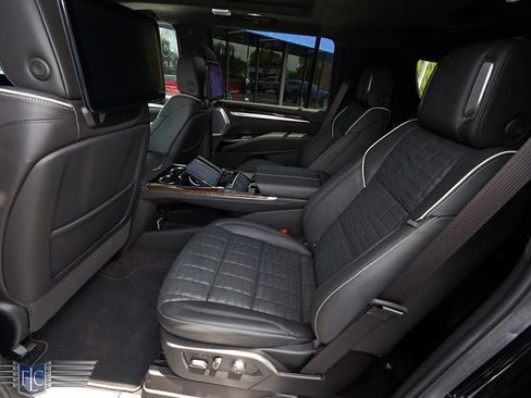 Used 2026 Cadillac Escalade ESV Platinum Sport AWD/4WD image 17
