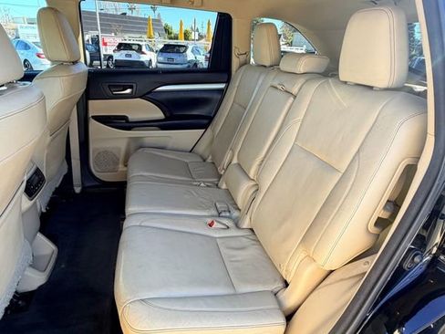 Used 2014 Toyota Highlander XLE image 17