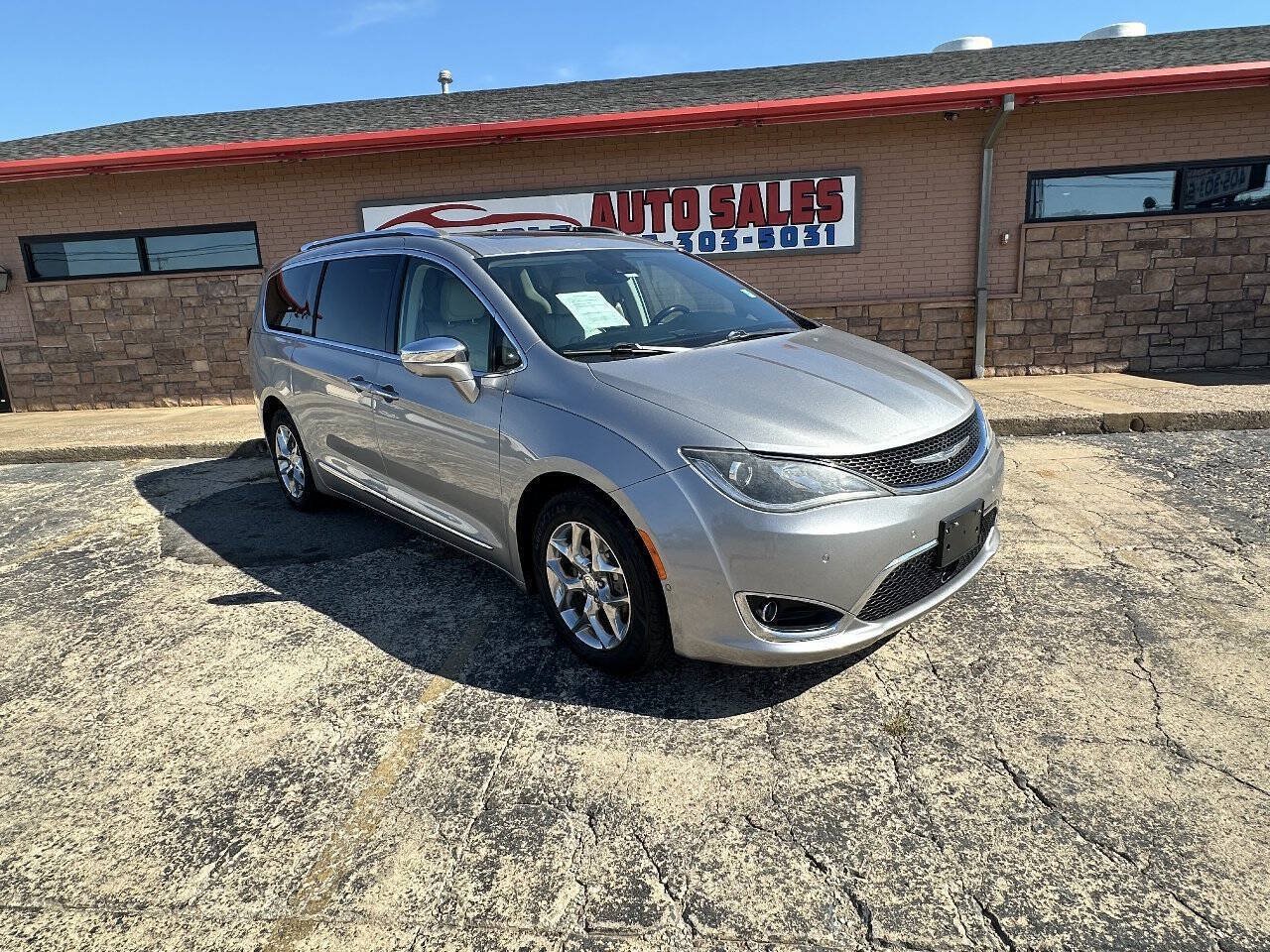 Used 2017 Chrysler Pacifica Limited w/ Advanced Safetytec Group FWD image 1